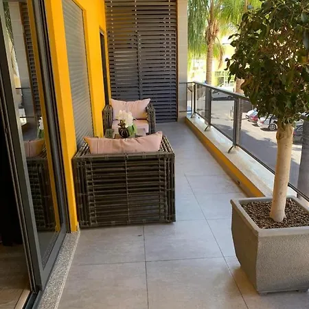 Apartment 2 Minutes From Beach With Pool Διαμέρισμα *
